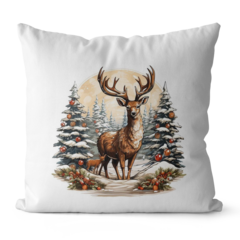 Capa de almofada com estampa de cervo em uma cena natalina com árvores de Natal e enfeites.