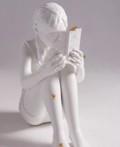 Escultura Menina livro- Sui na internet