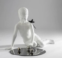 Escultura Menino com Libélula Resina Branca | Arte Decorativa Sui Moderna | 40cm - Charmin na internet