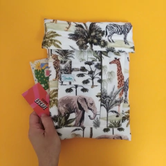 Funda acolchada Animalia + Plancha de stickers de María Luque