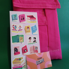 Funda acolchada fucsia + Plancha de stickers de María Luque en internet