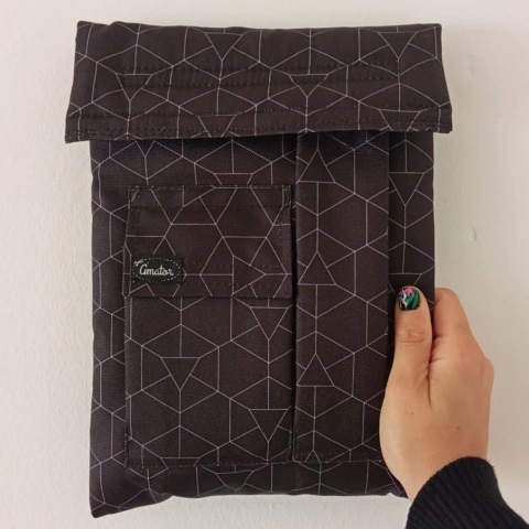 Funda acolchada estampado geométrico + Plancha de stickers de María Luque ¡de regalo!