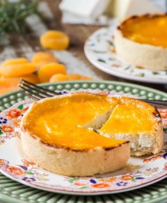 QUICHE Três Queijos com Purê de Damasco (Branca - 4 unid) - comprar online