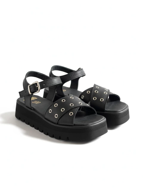 SANDALIA VERA FOLK CUERO NEGRO CON ARANDELAS - comprar online
