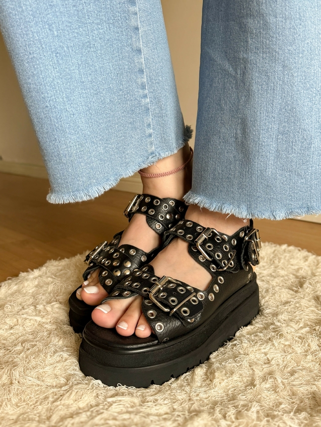 Sandalia Clarissa Tap Cuero Negro Con Arandelas thumbnail 2