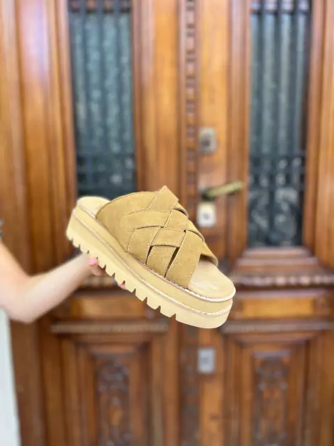 SANDALIA PINKY TAP GAMUZA CAMEL