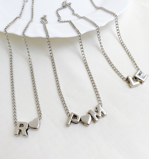 Chocker com iniciais prata ( enviar no whatsapp a letra escolhida)