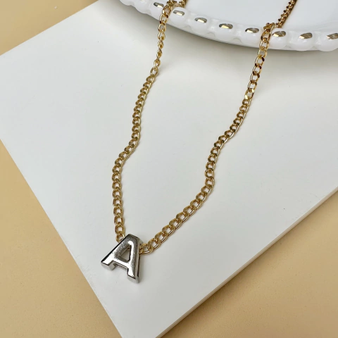 Colar dourado com letra prata