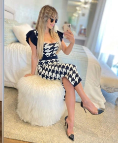 Conjunto Saia Midi e Cropped na internet