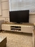 Rack para TV de 1,80 Lumina com fita de LED e pés em madeira Artely Pinho/Off white - loja online