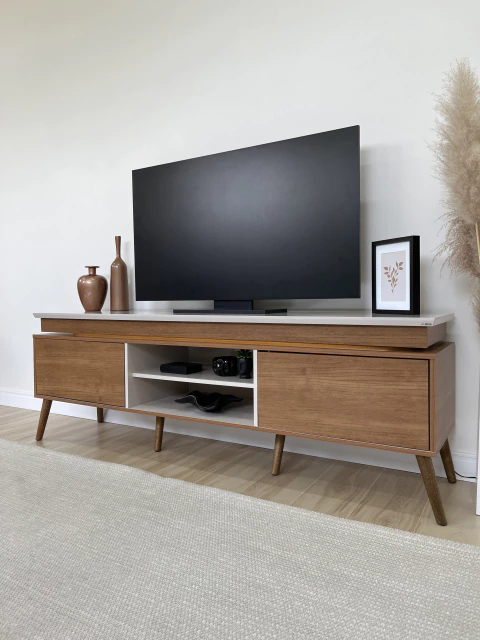 Rack para TV de 1,80 Lumina com fita de LED e pés em madeira Artely Off white/ Cinamomo - comprar online