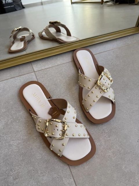 Sandália Rasteira Flat Couro Off White Tachas