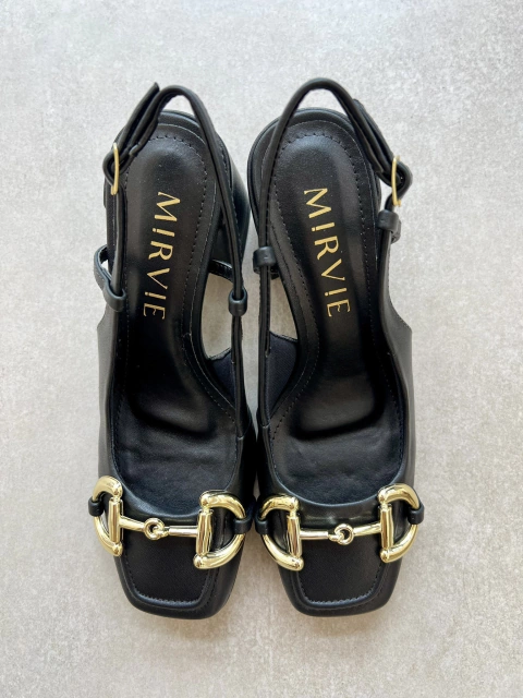 Scarpin Slingback Preto Couro Bridão