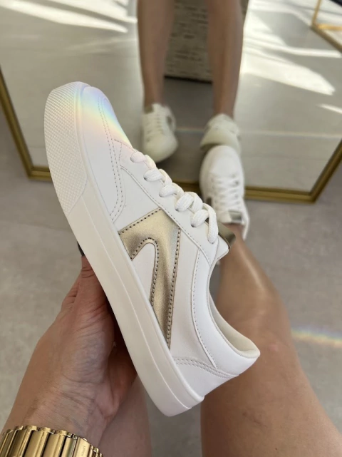 Tênis Casual Branco Detalhe Ouro