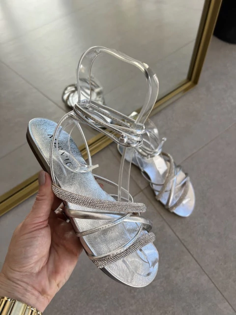 Sandália Rasteira Prata Amarração Cristal