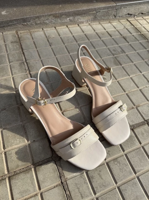 Sandália Couro Off White Salto Bloco Médio Detalhe Fivela