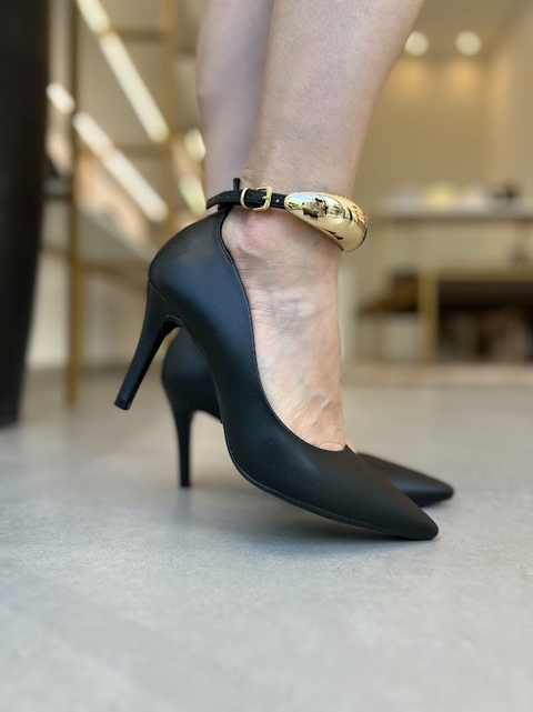 Scarpin Preto Tornozeleira Dourada