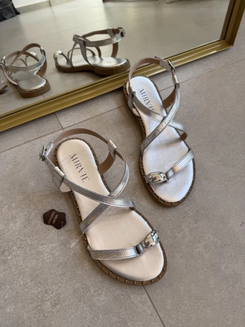 Sandália Rasteira Couro Prata Aplicação Prateada Dedo