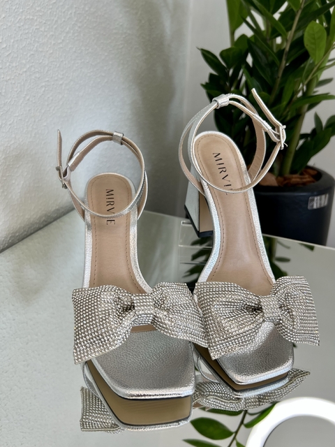 Sandália prata laço strass