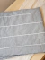 Mantel gris elefante c/ raya blanca