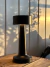 Lampara con pantalla redonda lisa con usb luz led negro - comprar online