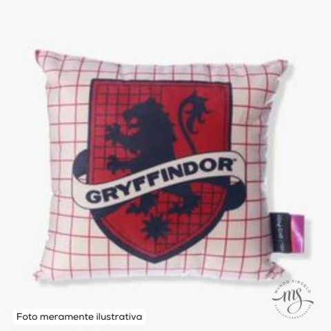 Almofada de Veludo Grifinória Xadrez 25x25cm - Zona Criativa