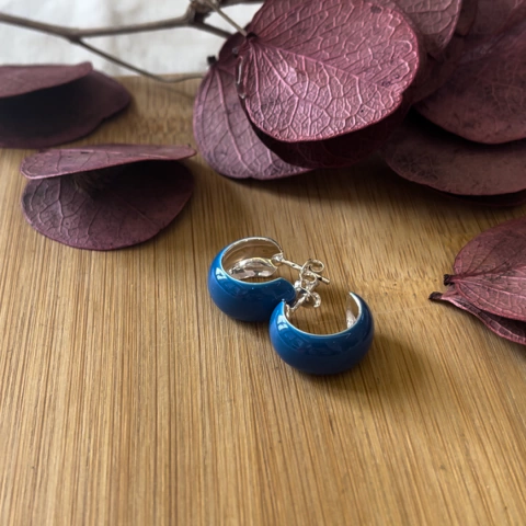 Argola Glamour Resinada Azul P Prata