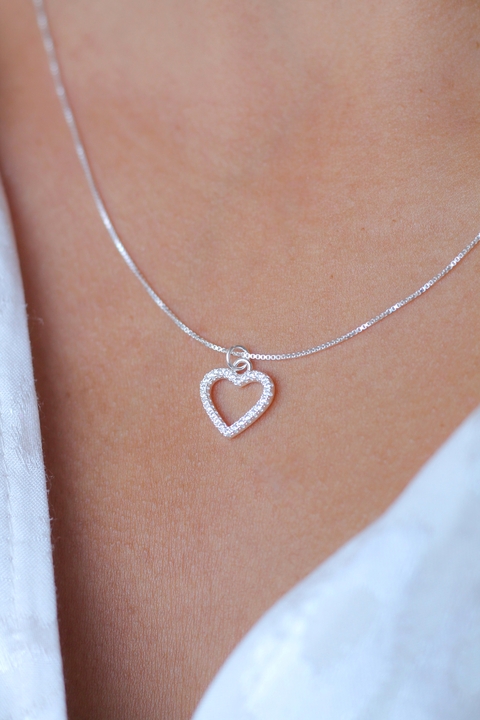 Colar Alissa em prata 925 com pingente em forma de coração cravejado.