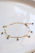 Pulseira Olho Grego banhado a ouro 18k com detalhes em azul, destacando pequenos olhos gregos pendurados.