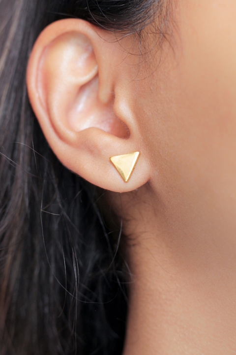 Brinco Minimalista Triângulo Liso Banhado a Ouro 18k