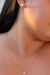 Conjunto Yasmim Ponto de Luz com zircônia, apresentando brincos e colar banhados a ouro 18k.