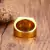 Anel masculino banhado a ouro com design moderno e interior liso