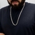 Homem usando um cordão baiano de 5mm banhado a prata