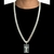 Corrente masculina banhada a prata com pingente, estilo grumet de 8mm, em destaque sobre uma camiseta preta.