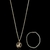 Corrente escama banhado a prata de 2mm com pulseira e pingente de brinde, sobre fundo preto.