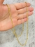 Corrente masculina banhada a ouro 18k, modelo cordão baiano de 2mm, sendo segurada por uma mão.