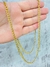 Corrente masculina banhada a ouro 18k com elos grumet de 3mm, exibida em uma mão.