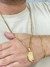 Corrente banhada a ouro 18k Grumet de 2mm, pulseira e pingente de brinde exibidos em um braço masculino.