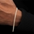 Corrente de prata 2mm em um pulso, destacando seu brilho e design elegante.