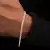 Corrente de prata 2mm em um pulso, destacando seu brilho e design elegante.