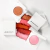 Blush compacto Lara Beauty em embalagem branca com tonalidades marrom e rosa, com pigmentos espalhados entre as embalagens