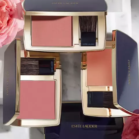 Blush em pó Pure Color Envy Sculpting da Estee Lauder em três tons diferentes com pincéis e embalagem azul escura com detalhes dourados