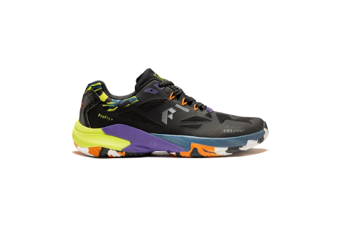 Zapatilla deportiva Filament Smash para hombre en negro con detalles en amarillo, morado y naranja, diseñada para pádel y tenis