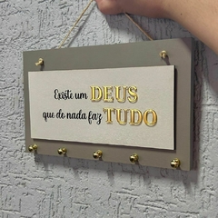 Porta Chaves - Existe um Deus que do nada faz tudo (cinza com dourado espelhado) - comprar online