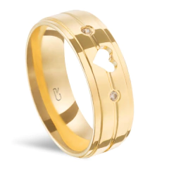 ALIANÇA FOLHEADA A OURO 18K RETA ANATOMICA C/ 2 FRISOS E ALTO RELEVO LISA C/ 2 PEDRAS E CORAÇÃO VAZADO - 6,5MM - 3335 L - comprar online