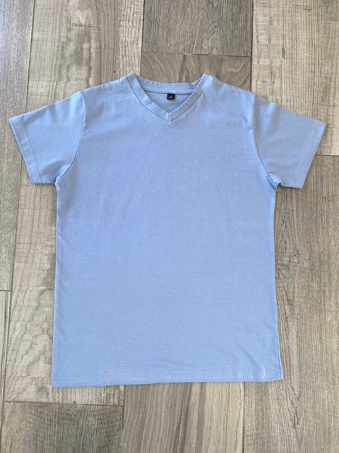 Remera en V celeste
