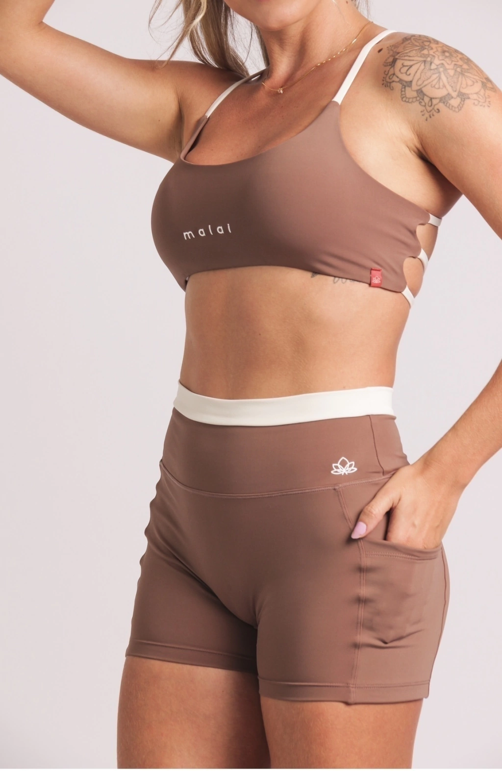 SHORTS COM BOLSO LÍVIA MOCHA BICOLOR