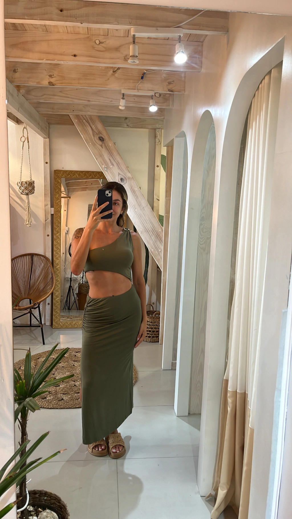 VESTIDO LUNA OMBRO SÓ OLIVA