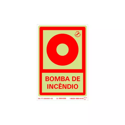 Placa de sinalização fotoluminescente indicando a bomba de incêndio, com fundo verde e texto vermelho.