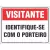 Placa de sinalização indicando que visitantes devem se identificar com o porteiro, com fundo vermelho e texto em preto.